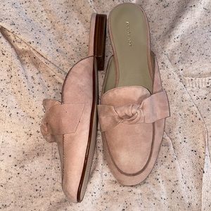 NWOT ANN TAYLOR blush sueded leather flat mules in 8 1/2